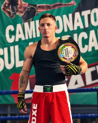 Willian Umpierre com cinturão após competição de boxe